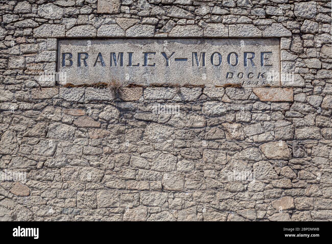 Schild an der alten Steinmauer des Bramley-Moore Dock, Teil des Hafens von Liverpool, England Stockfoto