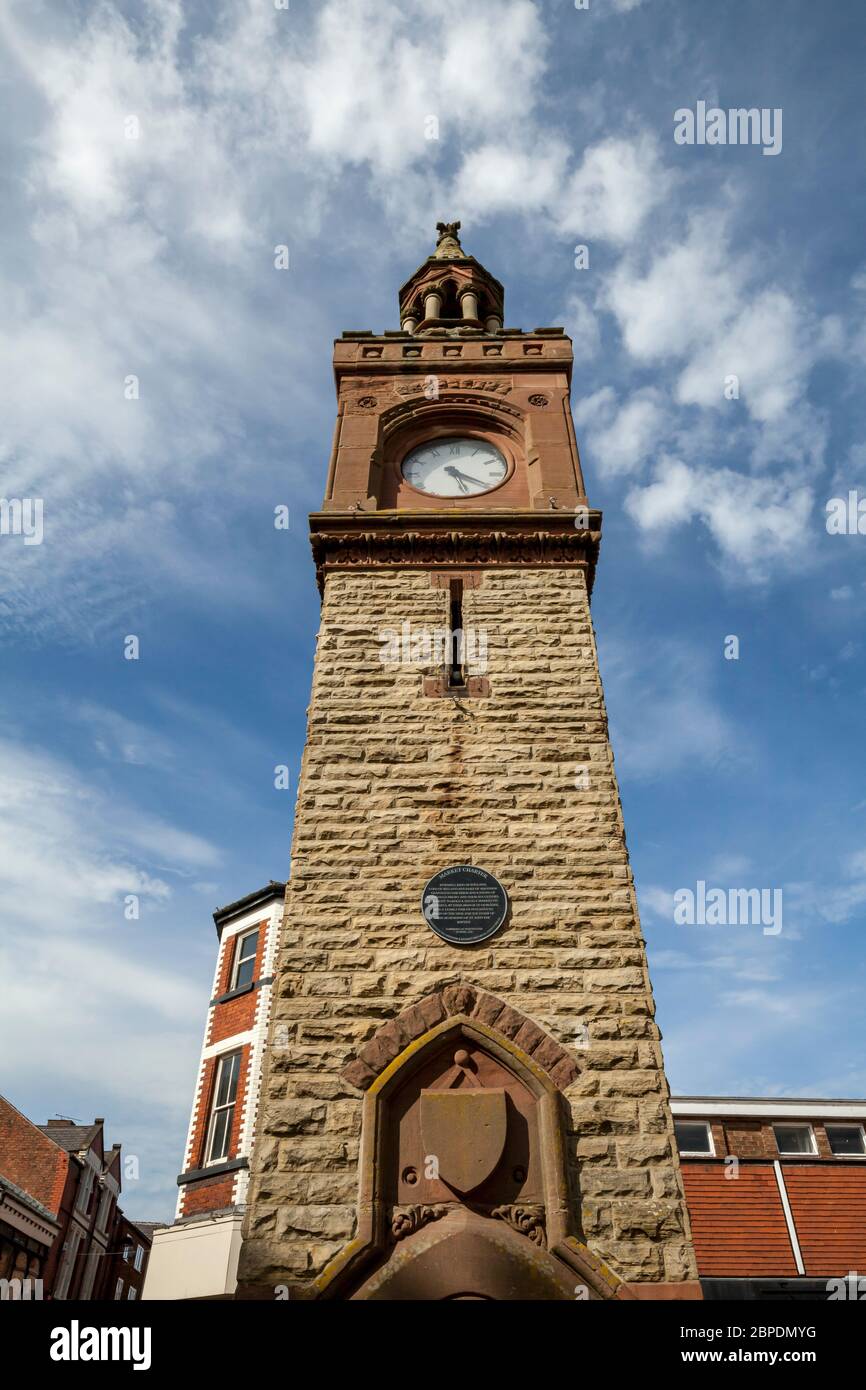Der Uhrturm im Zentrum der Marktstadt Ormskirk in Lancashire, England Stockfoto