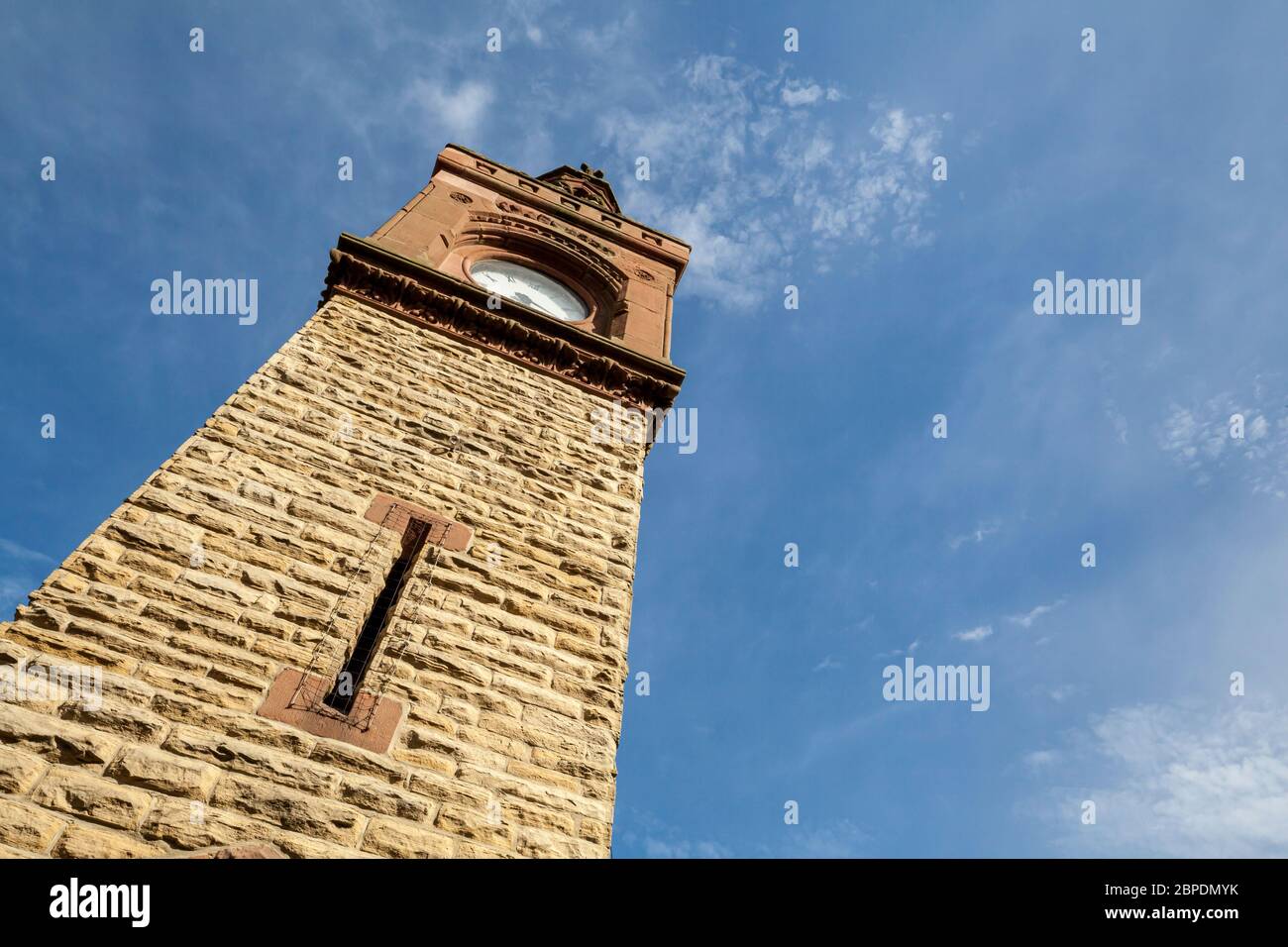 Der Uhrturm im Zentrum der Marktstadt Ormskirk in Lancashire, England Stockfoto