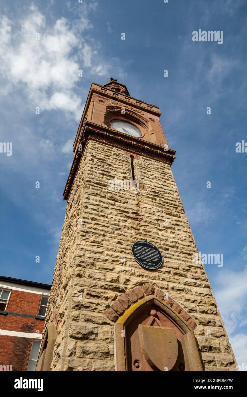Der Uhrturm im Zentrum der Marktstadt Ormskirk in Lancashire, England Stockfoto