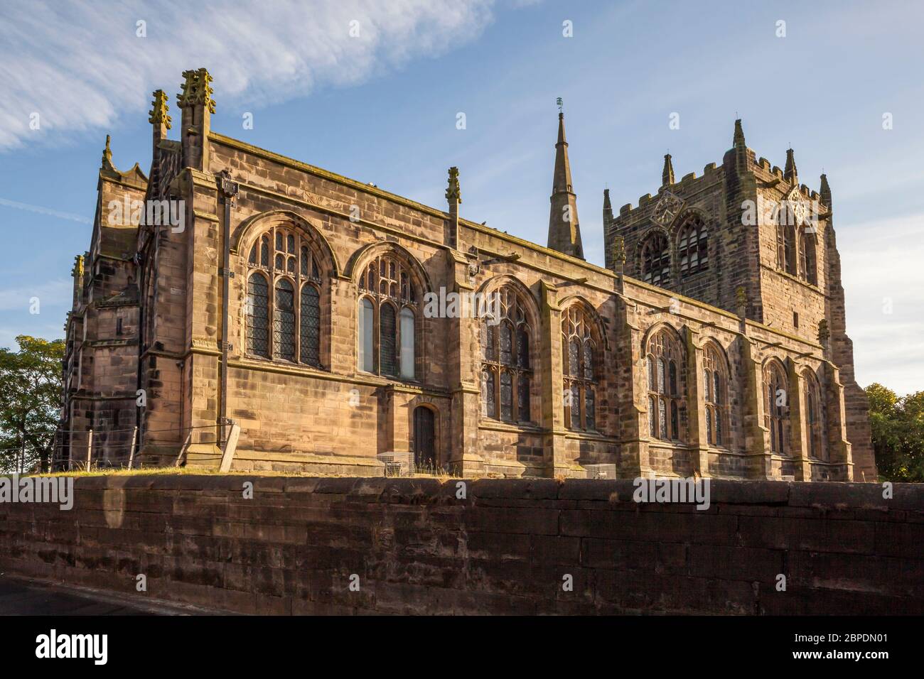 Die Kirche St. Peter und St. Paul, eine anglikanische Pfarrkirche, in der Marktstadt Ormskirk, Lancashire, England Stockfoto
