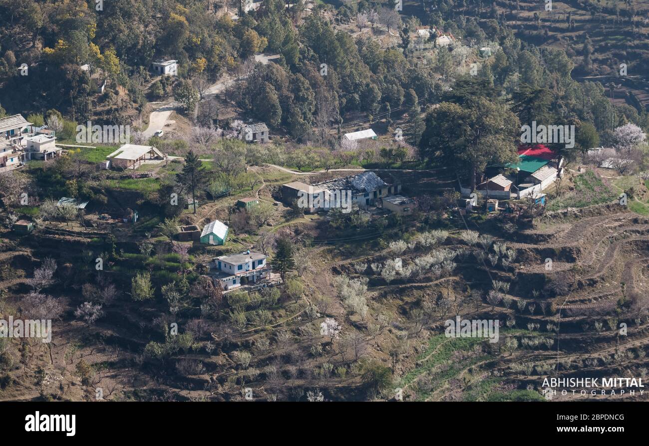 Landschaft der Himalaya-Berge und grüne Natur Stockfoto
