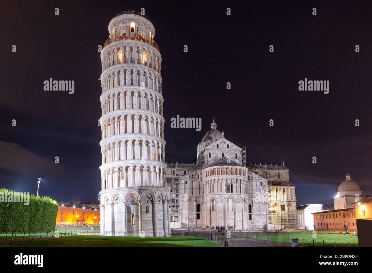 Berühmter Pisa Turm bei Nacht Stockfoto