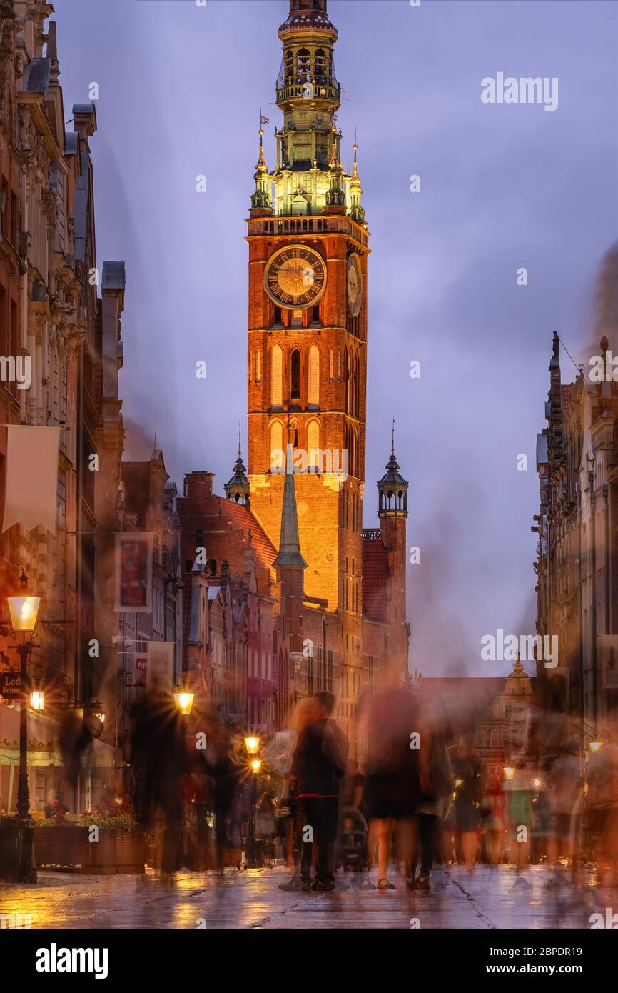 Blick auf das Rathaus an der Long Lane Straße in der Altstadt von Danzig in der Dämmerung, Polen. Stockfoto