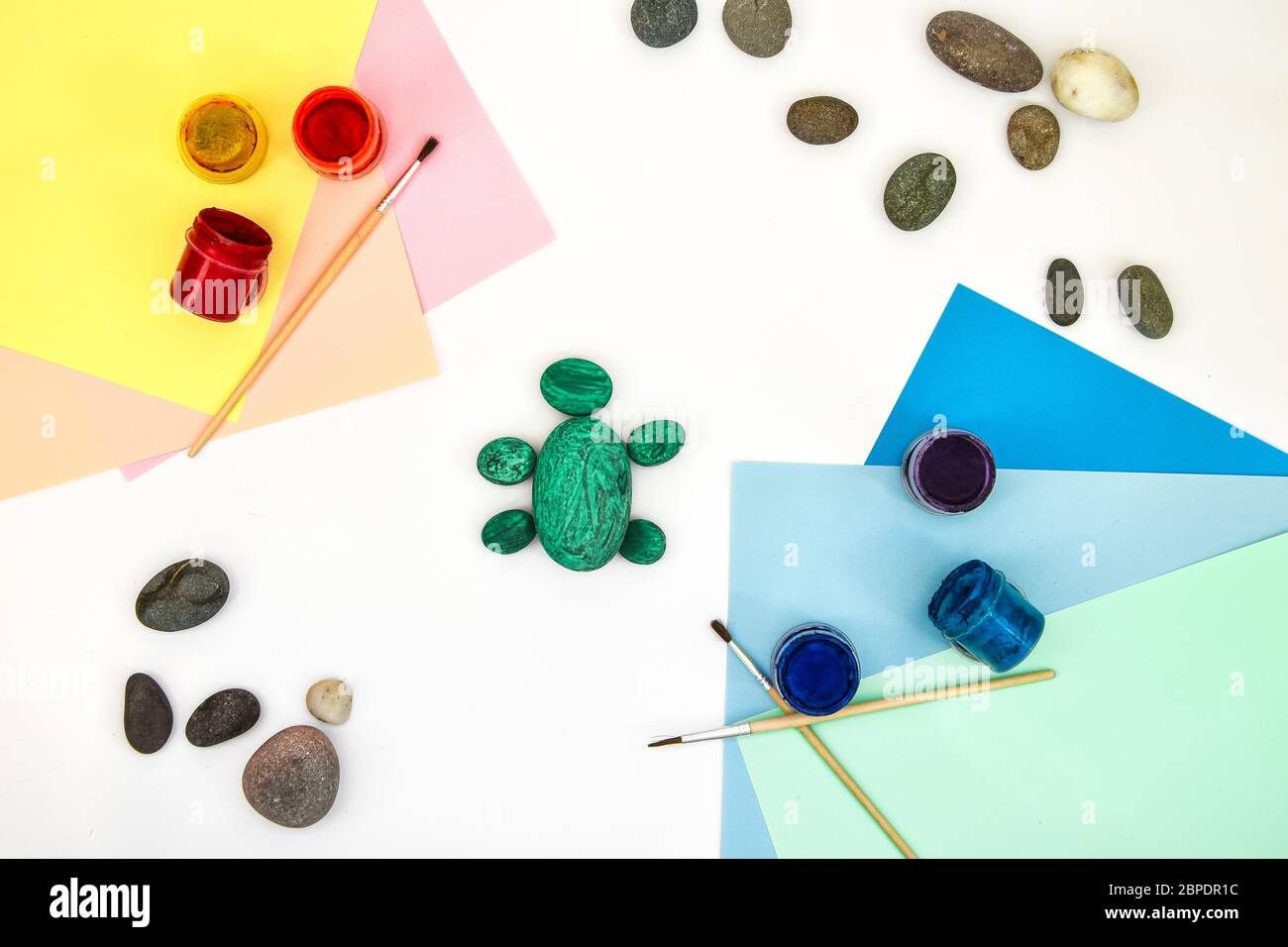Schritt für Schritt eine Steinschildkröte auf einem Stein malen. Kinder Kunstprojekt. DIY-Konzept. Schritt für Schritt 3 Fotoanleitung.Ansicht von oben. Arbeiten mit c Stockfoto
