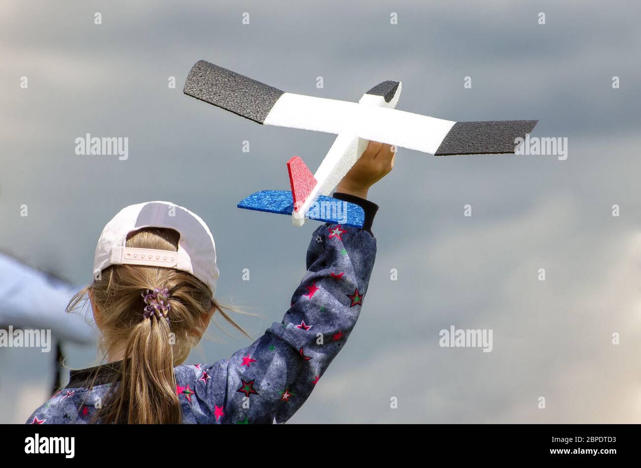 Glücklich Kind Mädchen spielen mit Spielzeug Flugzeug Stockfoto