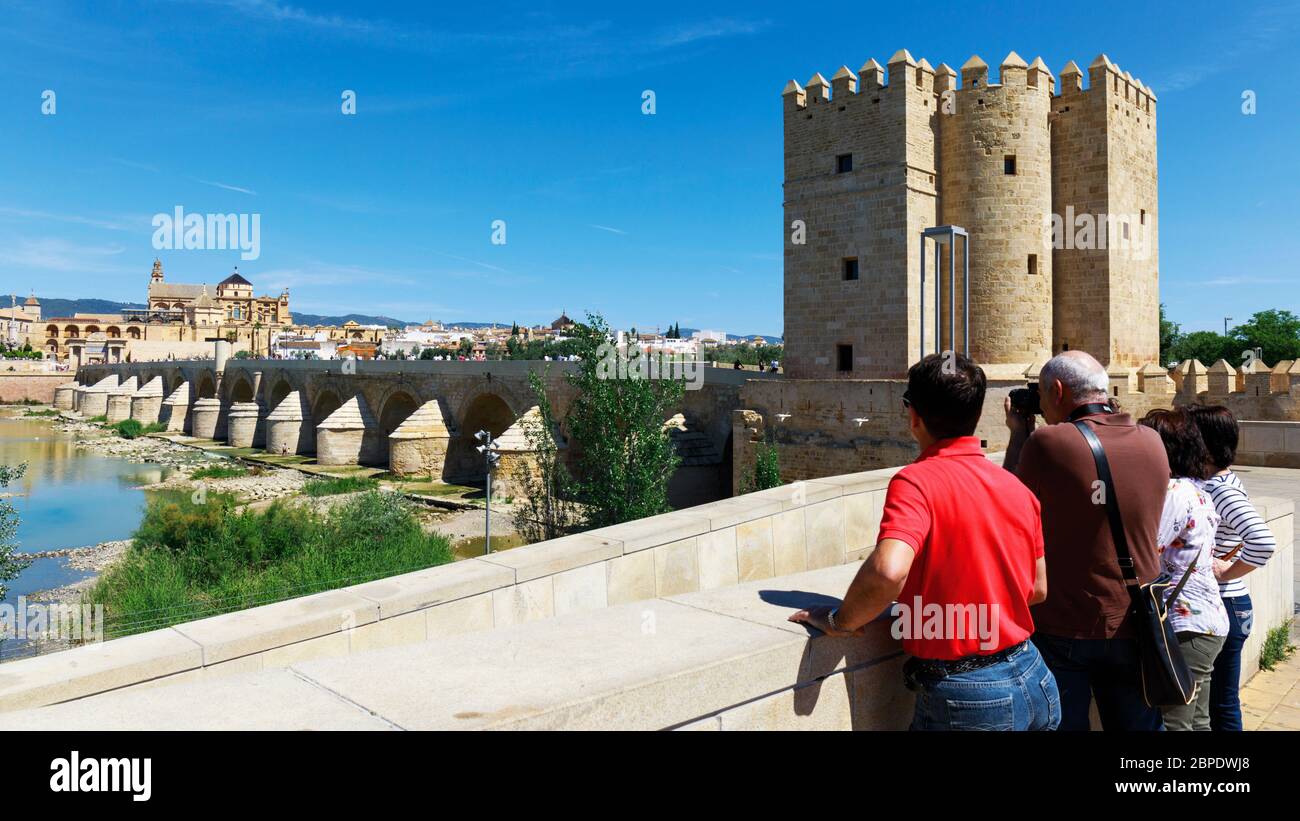 Cordoba, Provinz Córdoba, Andalusien, Südspanien.   Torre de Calahorra (rechts), römische Brücke und die Moschee, La Mezquita.  Das historische Zentrum von Stockfoto