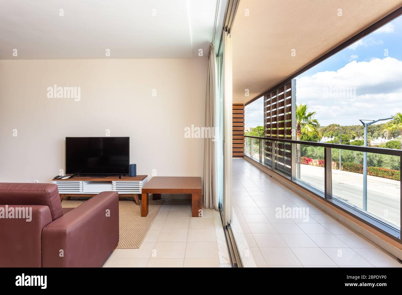 Schönes Wohnzimmer, entspannend, möbliert, mit Terrasse und Blick auf die Natur. Stockfoto