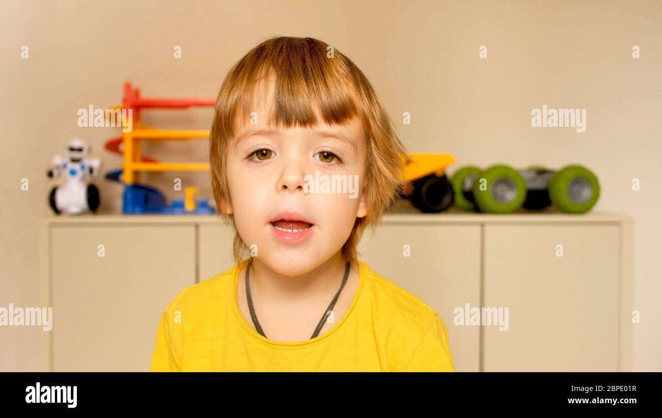 Liebenswert kleinen Jungen erzählt über sich selbst vor der Kamera Stockfoto