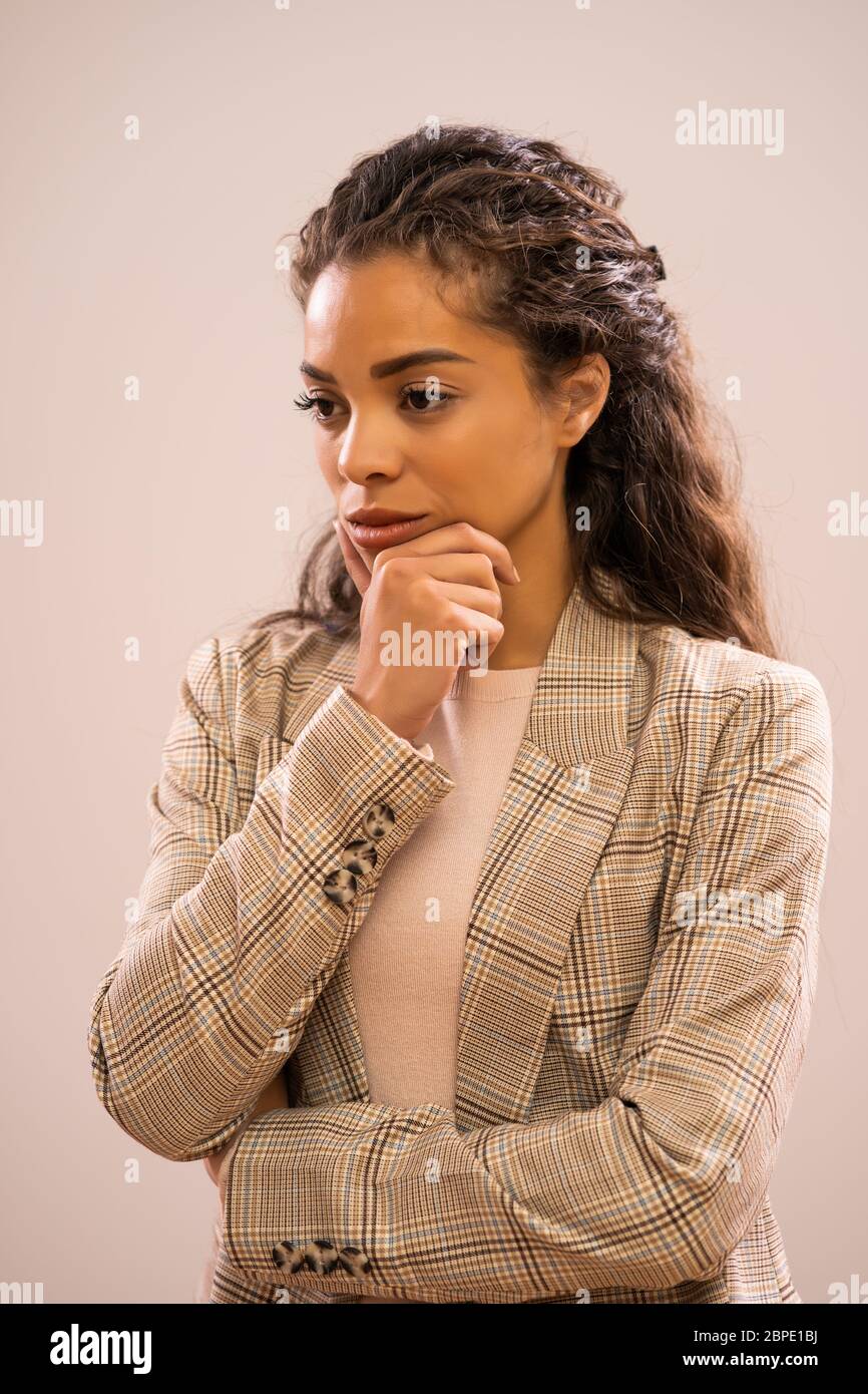 Studio-Aufnahme Porträt der besorgten afroamerikanischen Ethnie Geschäftsfrau. Stockfoto