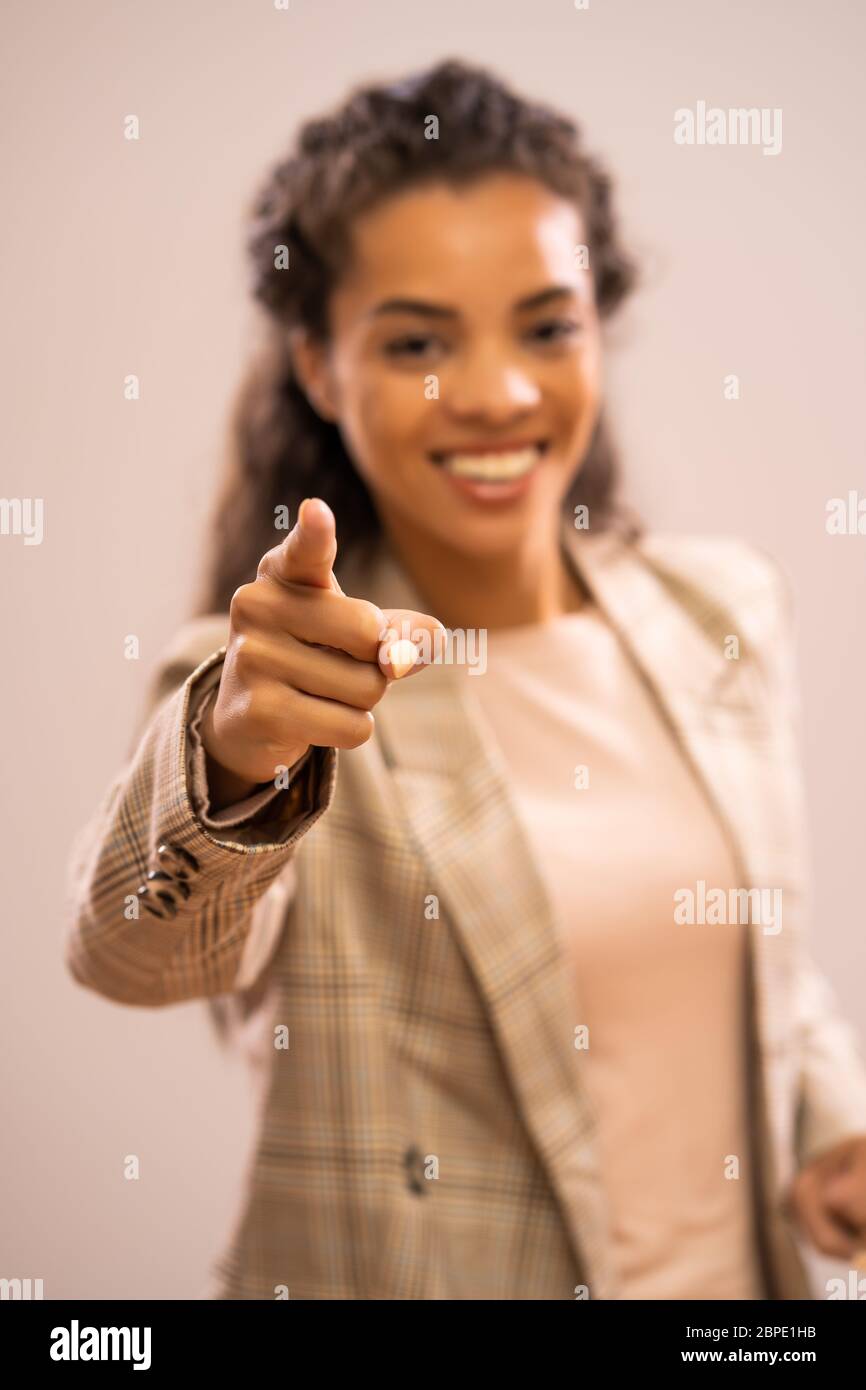 Studio-Aufnahme Porträt der schönen glücklichen afroamerikanischen Ethnizität Geschäftsfrau. Stockfoto