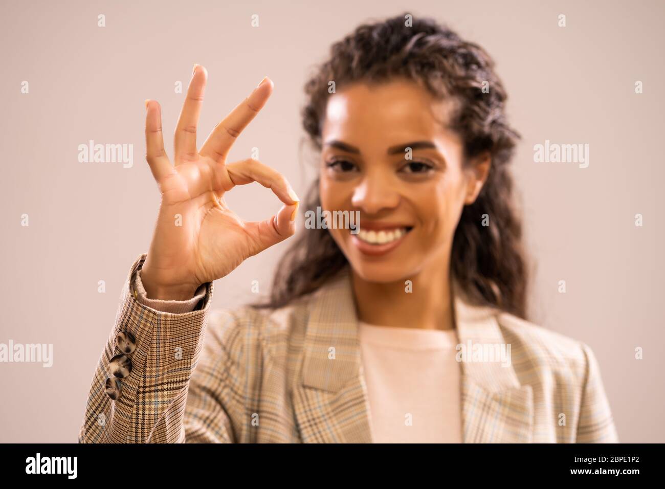 Studio-Aufnahme Porträt der schönen glücklichen afroamerikanischen Ethnizität Geschäftsfrau. Stockfoto