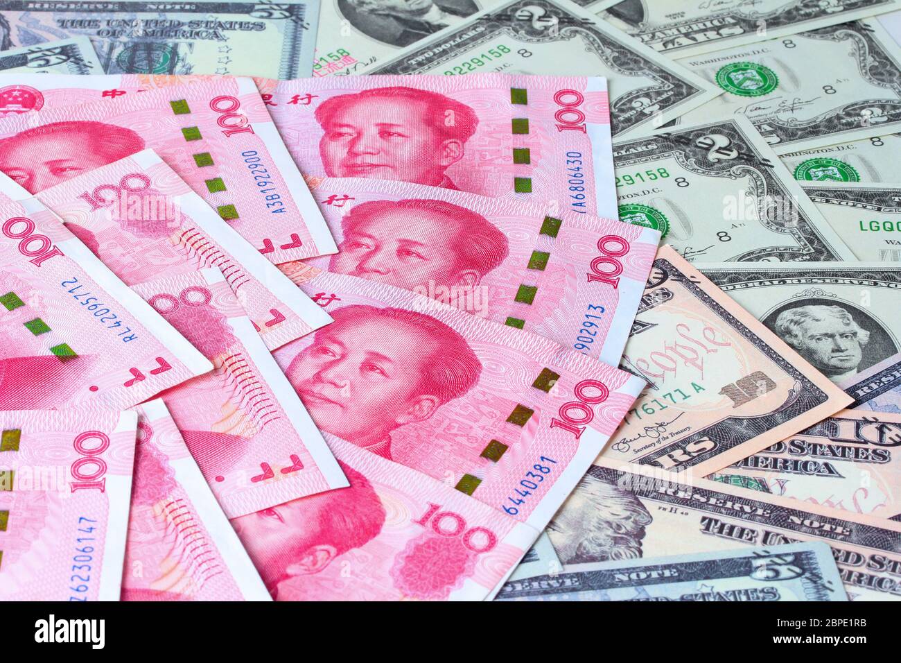 Varites Dollar Geld, die USA Banknote und Yuan Banknote, chinesische Banknote legen doppelte Verbreitung. Stockfoto