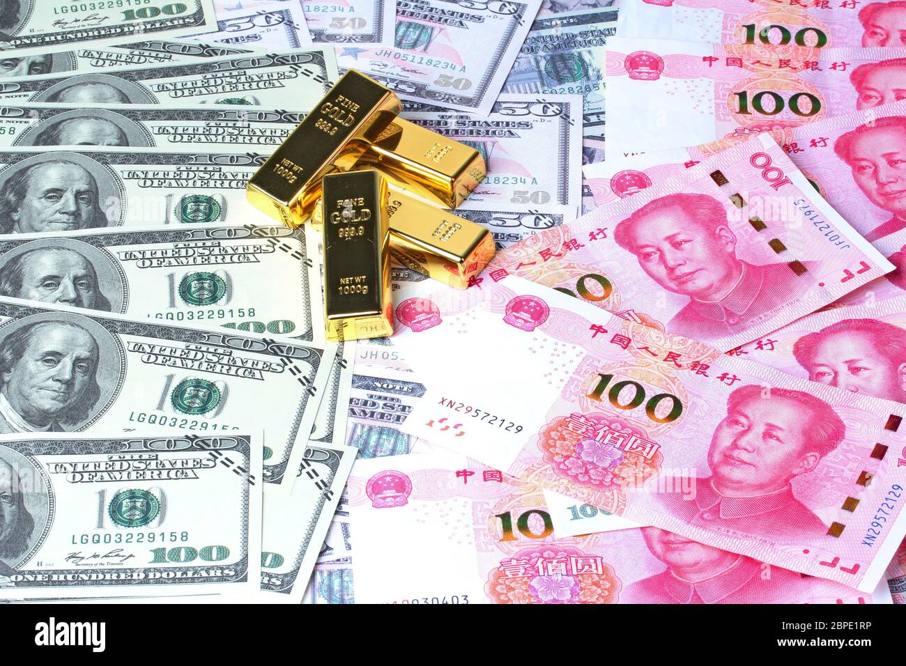 Varites Dollar Geld, die USA Banknote und Yuan Banknote, chinesische Banknote legen doppelte Verbreitung mit goldenen Balken und Blut in Spritze auf Banknoten l Stockfoto