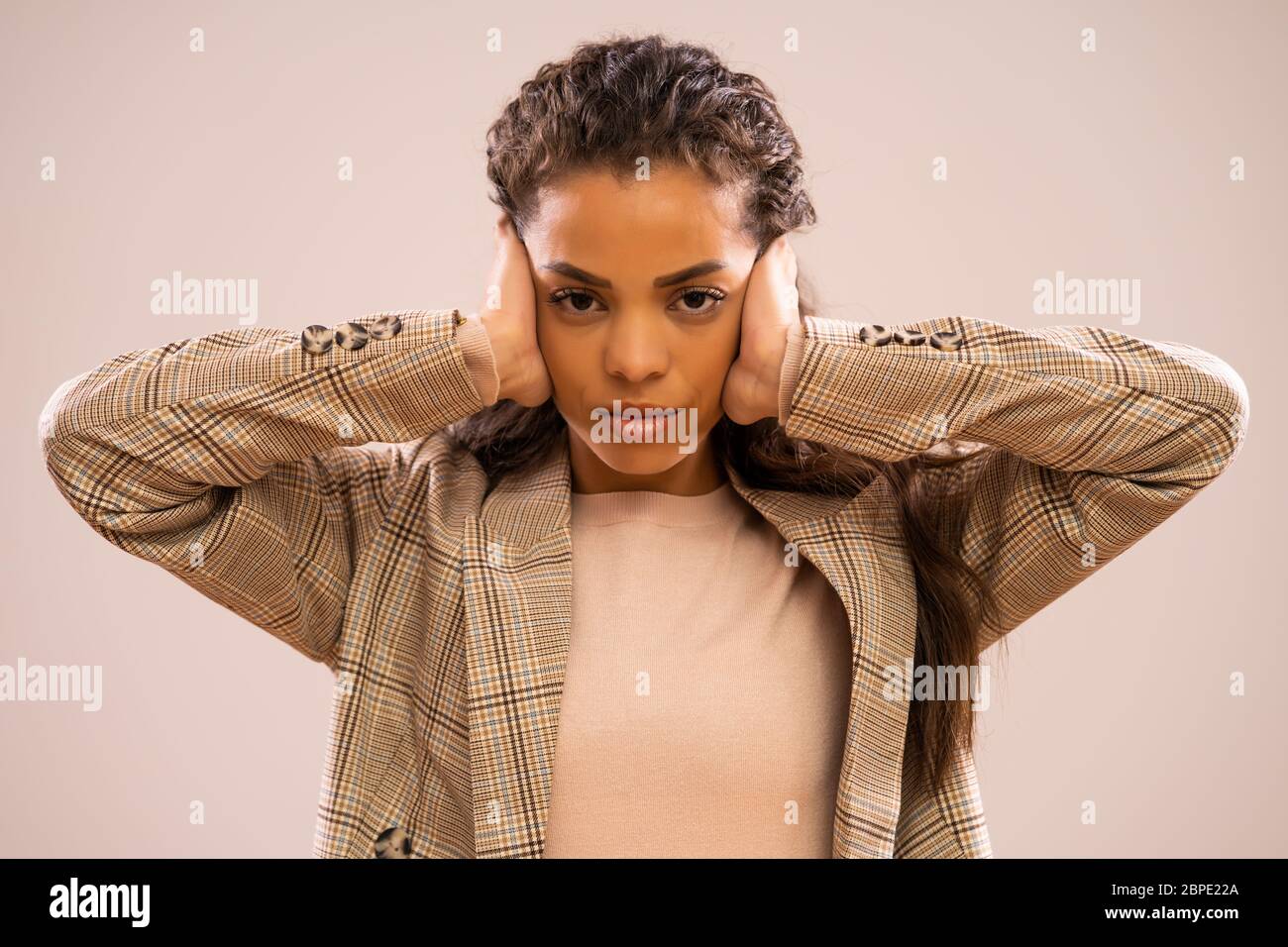 Studio-Aufnahme Porträt der überarbeiteten und müde afroamerikanischen Ethnizität Geschäftsfrau. Stockfoto