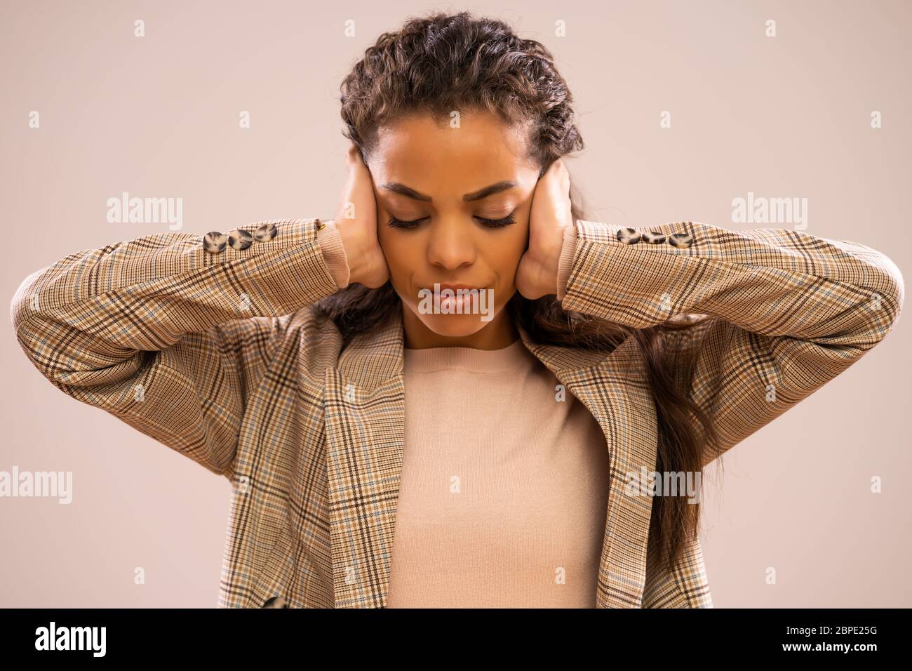 Studio-Aufnahme Porträt der überarbeiteten und müde afroamerikanischen Ethnizität Geschäftsfrau. Stockfoto