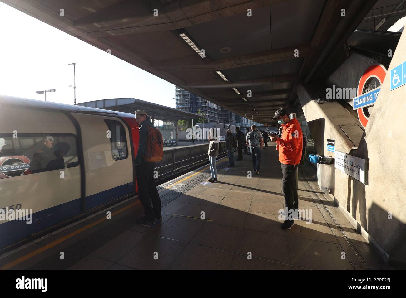 Pendler an der U-Bahnstation Canning Town im Osten Londons, nach der Einführung von Maßnahmen, um das Land aus der Blockierung zu bringen. Stockfoto