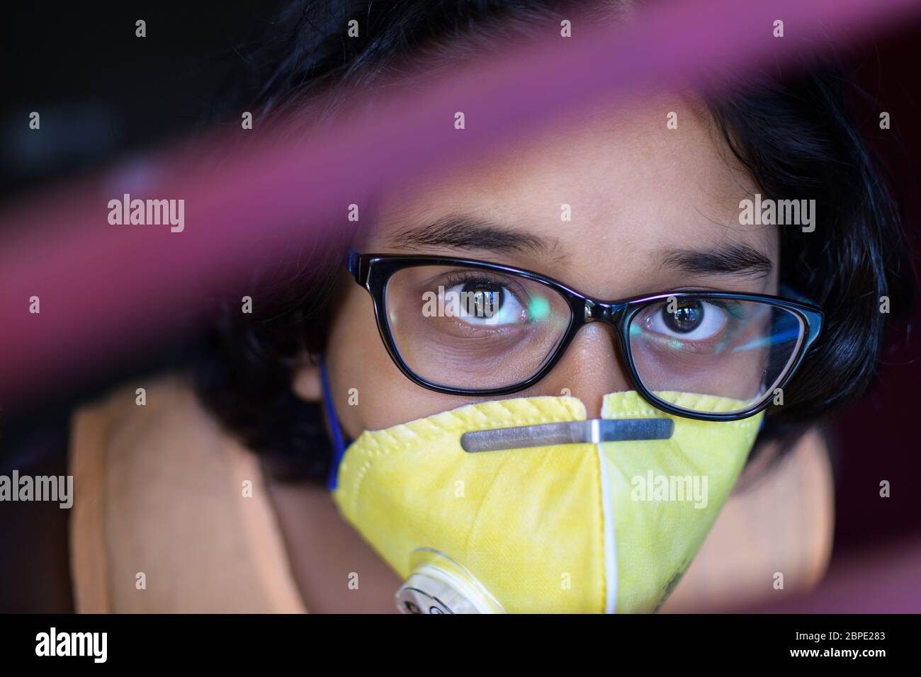 Indisches kleines Mädchen bleibt zu Hause mit einer Gesichtsmaske während der Quarantäne für Corona Virus COVID-19 Pandemie. Stockfoto
