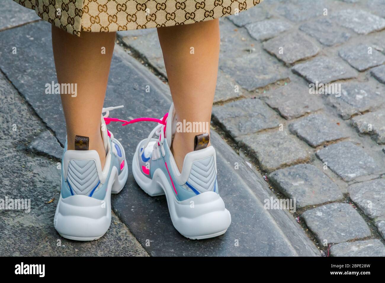 Sneakers LV archlight Louis Vuitton Kollektion 2020. Frau mit Louis Vuitton Sneakers auf der Straße von Brüssel - Belgien - Europa Stockfoto