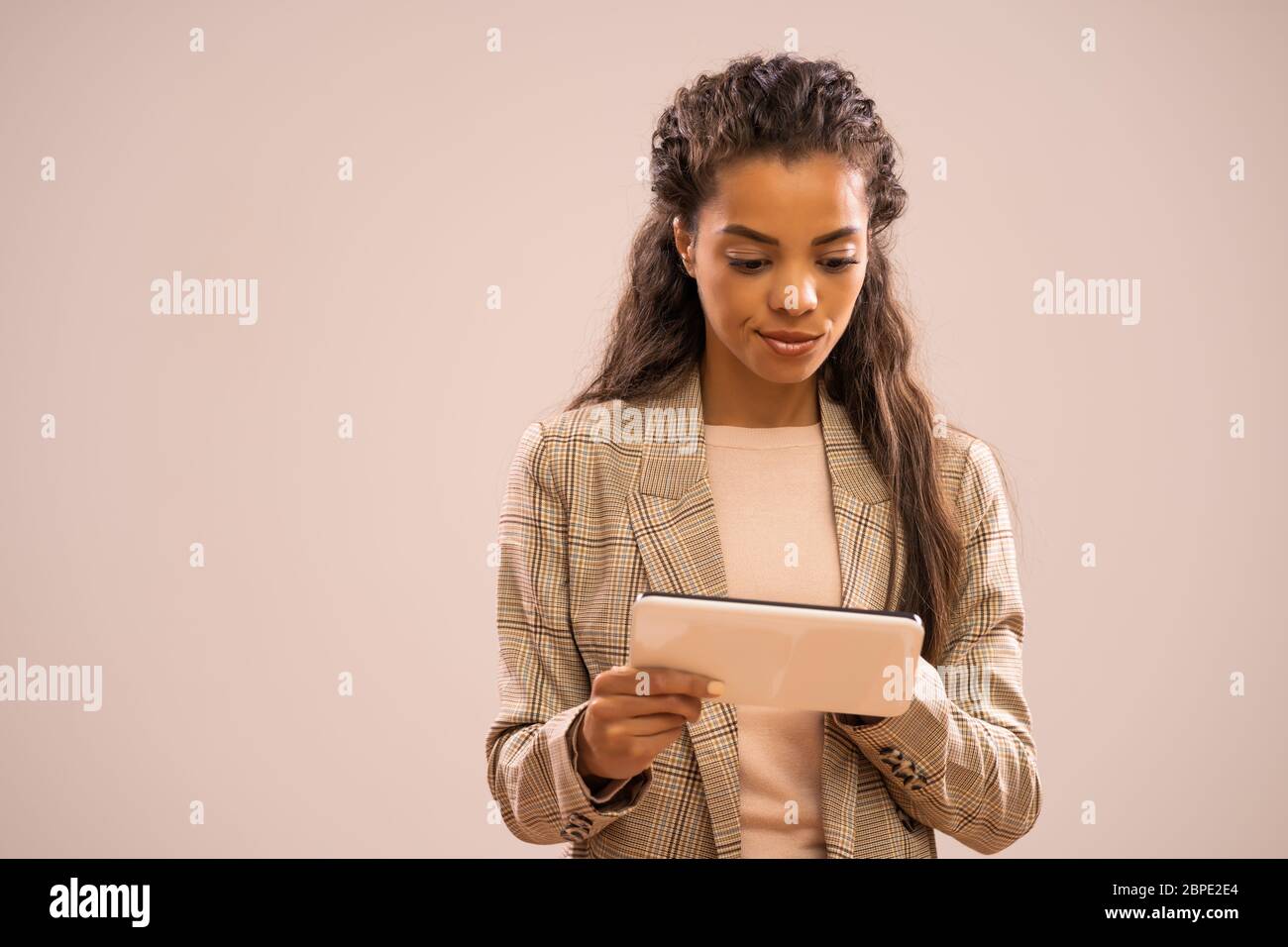 Studio-Aufnahme Porträt der schönen afroamerikanischen Ethnie Geschäftsfrau mit digitalen Tablet. Stockfoto