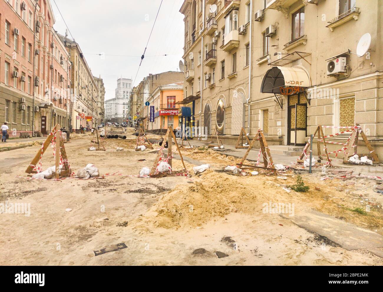 CHARKOW, UKRAINE - MÄRZ 2020, Modernisierung der Straße, Verlegung oder Austausch von alten Rohren. Reparaturarbeiten an der Wasserleitung Abteilung für Wohnen und Kommunale Stockfoto
