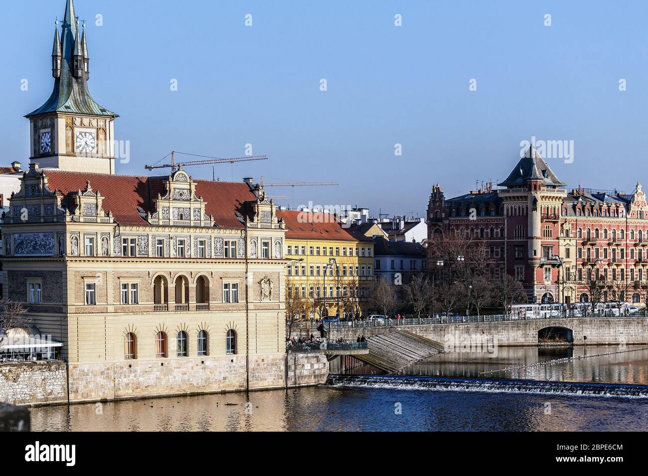 Blick auf die Prager Altstadt (Smetanovo Nabrezi) aus der Moldau, Böhmen, Tschechische Republik 2014 Stockfoto
