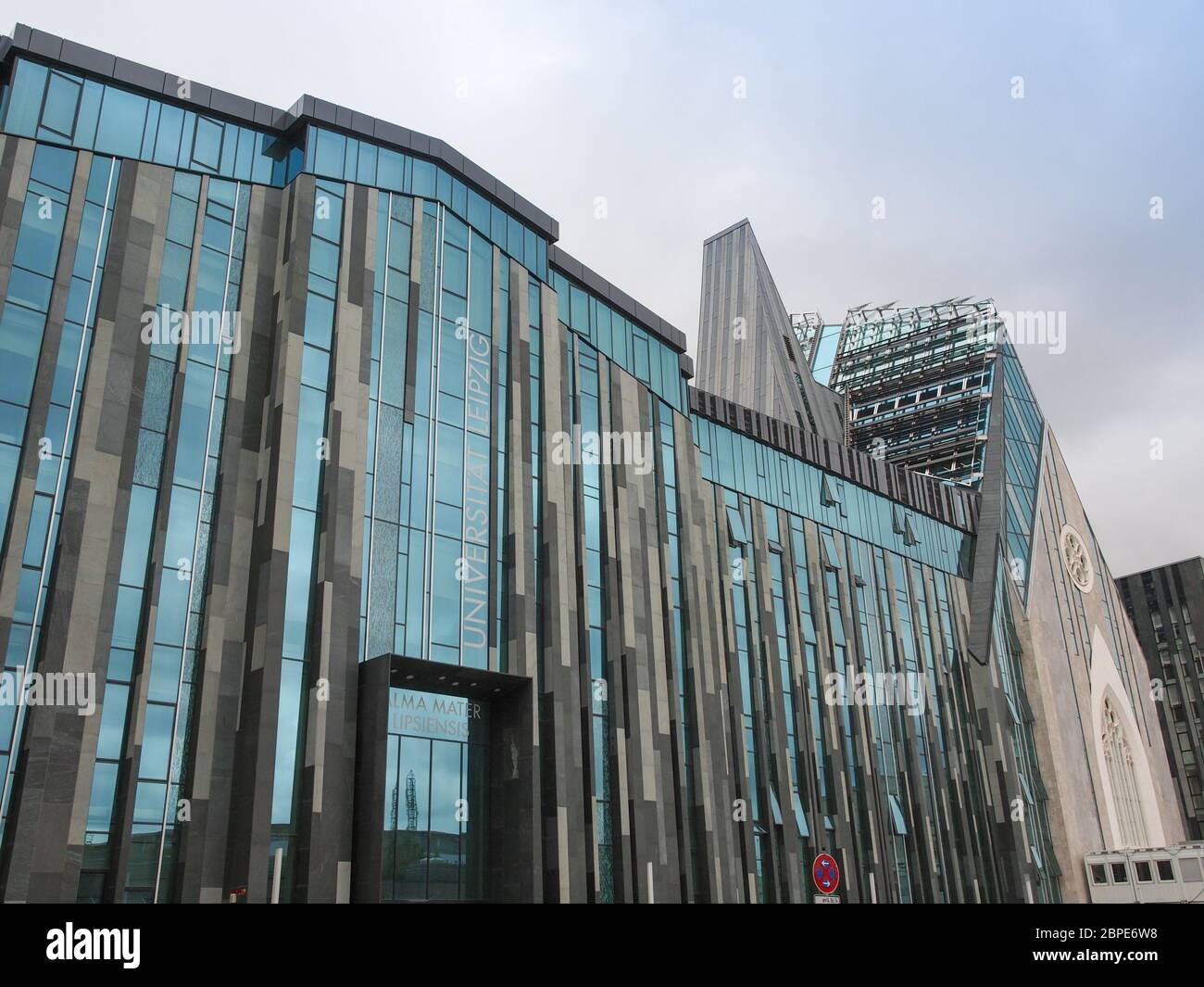 LEIPZIG, Deutschland - 14. Juni 2014: Ist das neue Augusteum Leipzig Universität Hauptgebäude gebaut im Jahr 2012 umfasst die Paulinum-Kirche Stockfoto
