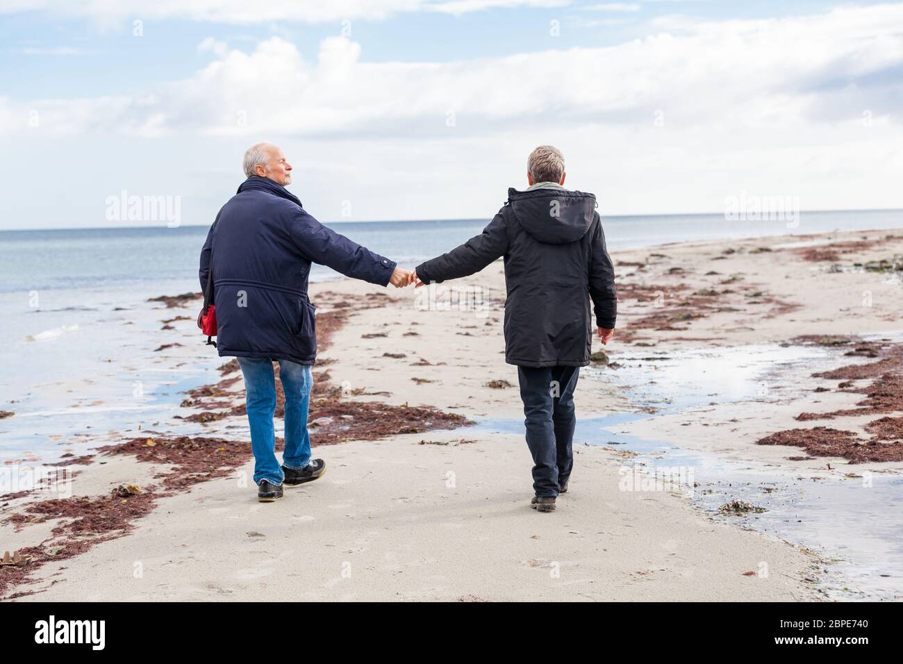 Älteres Erwachsenes Glückliches Paar Spaziert bin Strang Im Herbst Lebensstil glück Stockfoto