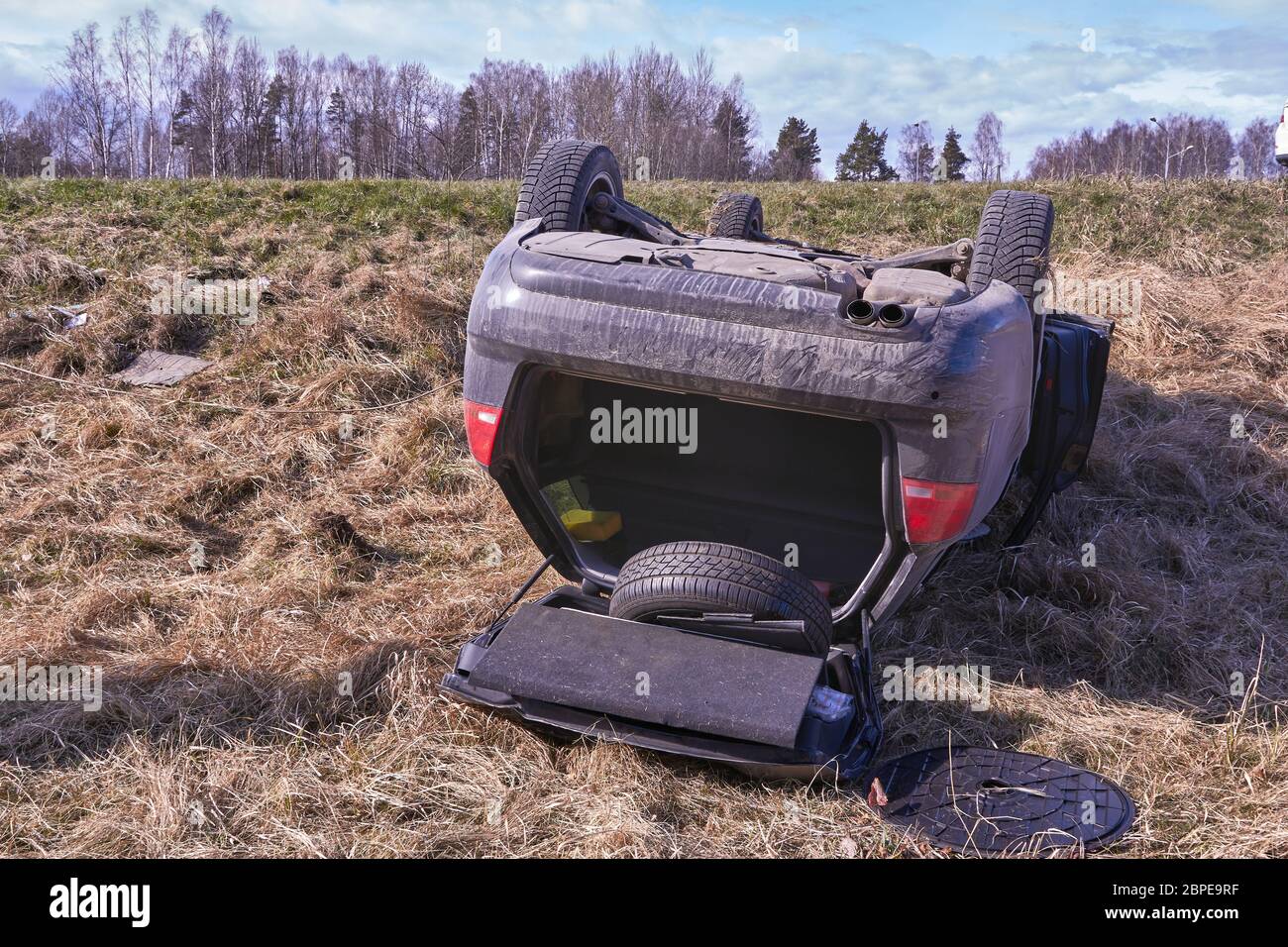 30. März 2020, Kekava, Lettland: Autounfall auf der rutschigen Straße, das Auto stieg von der Straße und rollte auf das Dach Stockfoto