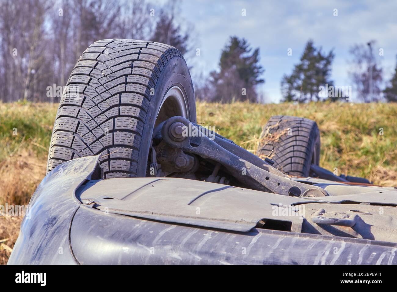 30. März 2020, Kekava, Lettland: Autounfall auf der rutschigen Straße, das Auto stieg von der Straße und rollte auf das Dach Stockfoto