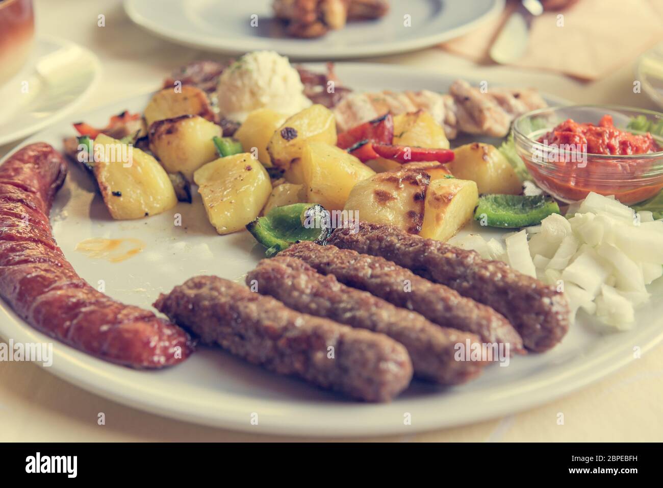 Köstliche Grillgerichte auf dem Teller für zwei Personen serviert. Stockfoto