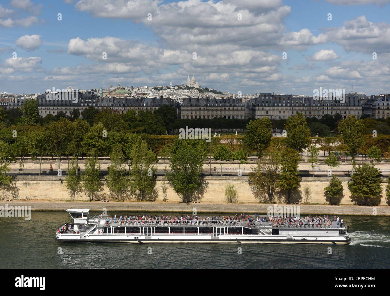 Touristenschiff auf der seine in Paris, Frankreich Stockfoto