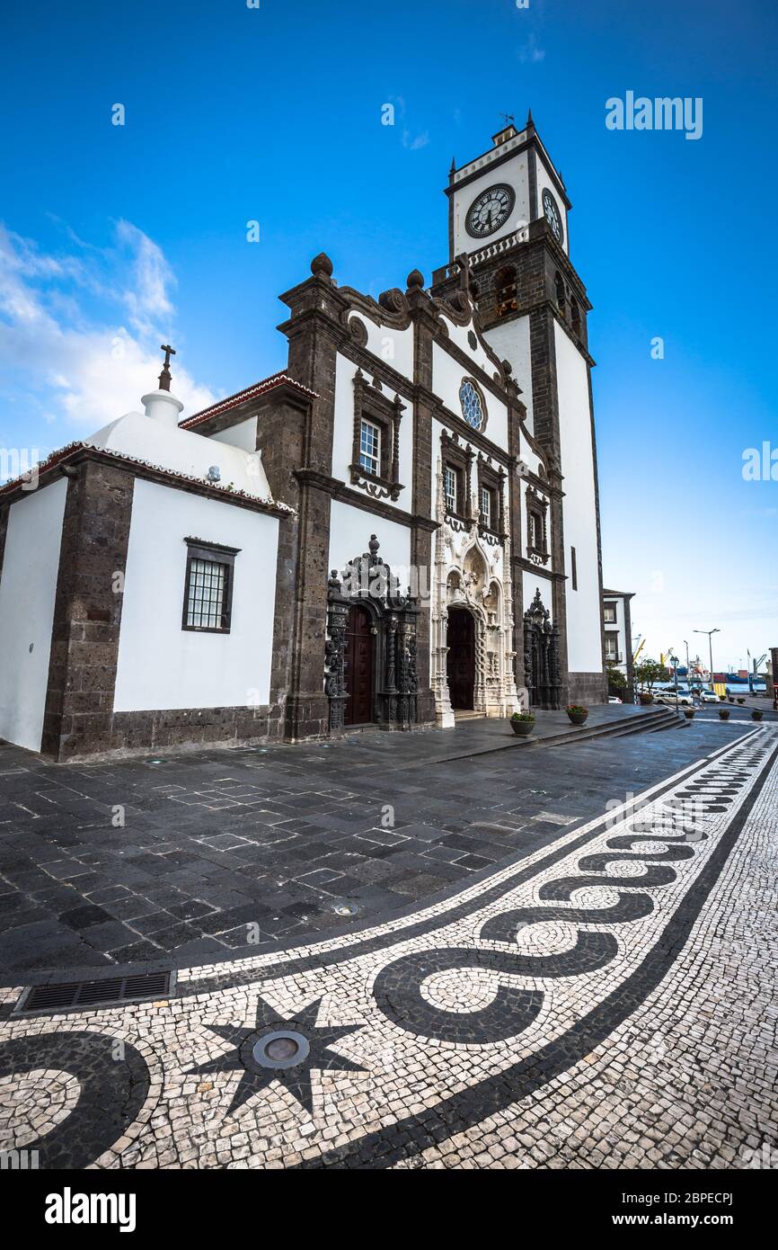 Turm von St. Sebastian Kirche (Igreja Matriz de São Sebastião) in Ponta Delgada, San Miguel, der Autonomen Region der Azoren, Portugal. Stockfoto