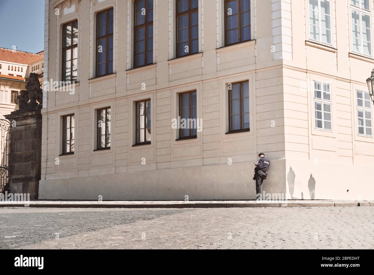Prager Burg, Tschechische Republik ohne Touristen während der Covid19-Pandemie, an einem sonnigen Tag, nur wenige Einheimische um Stockfoto