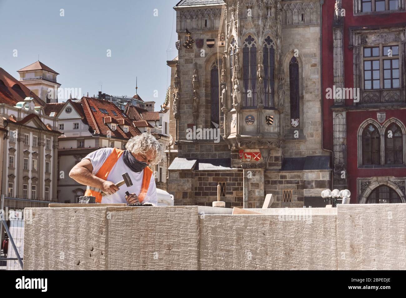 Ein Bildhauer Schnitzsockel aus Kalkstein am Altstädter Ring Prag, Tschechische Republik, für neue Säule der Jungfrau Maria gewidmet Stockfoto