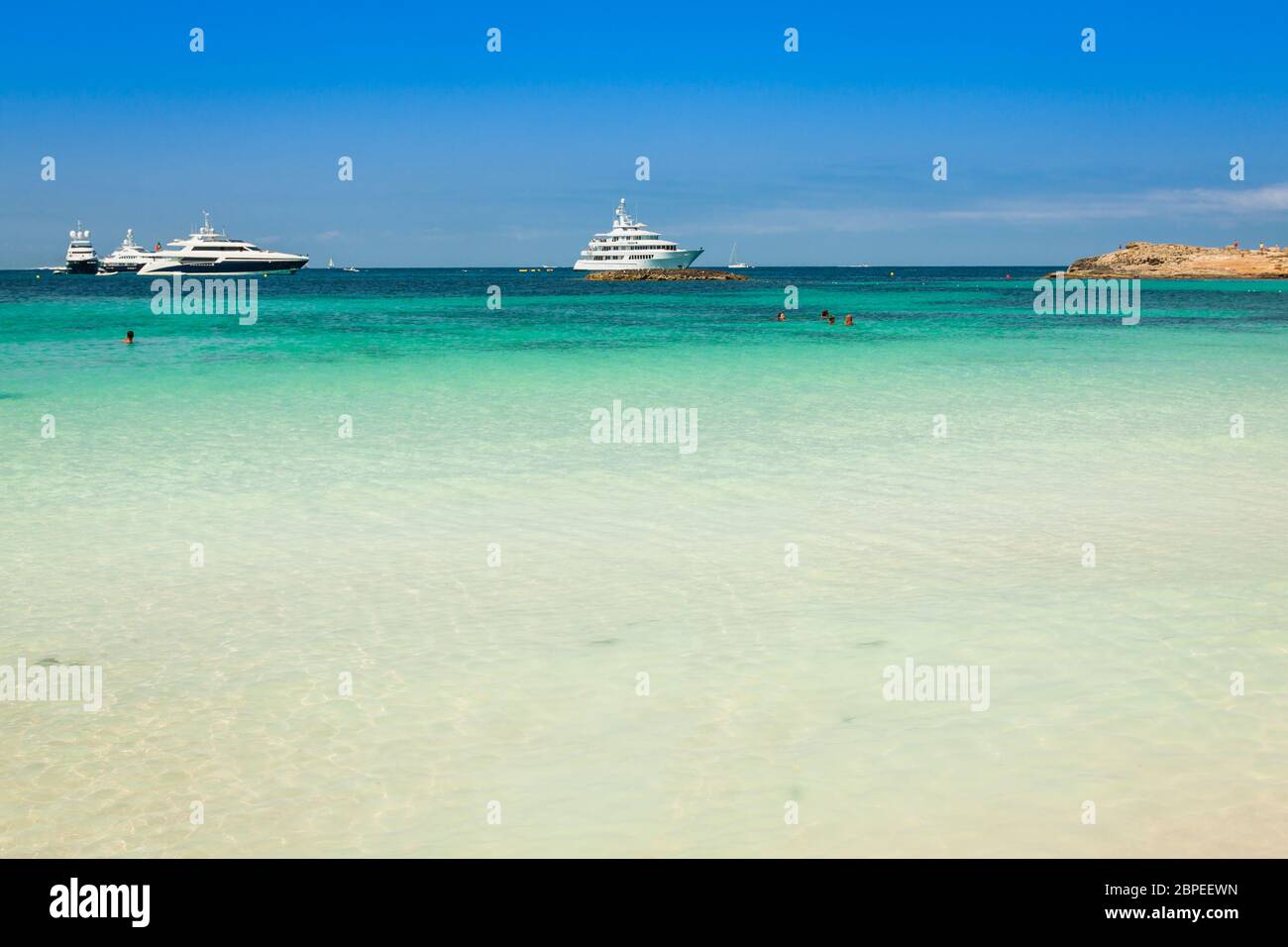 Luxus-Yachten in Türkis Strand von Formentera Illetes Stockfoto
