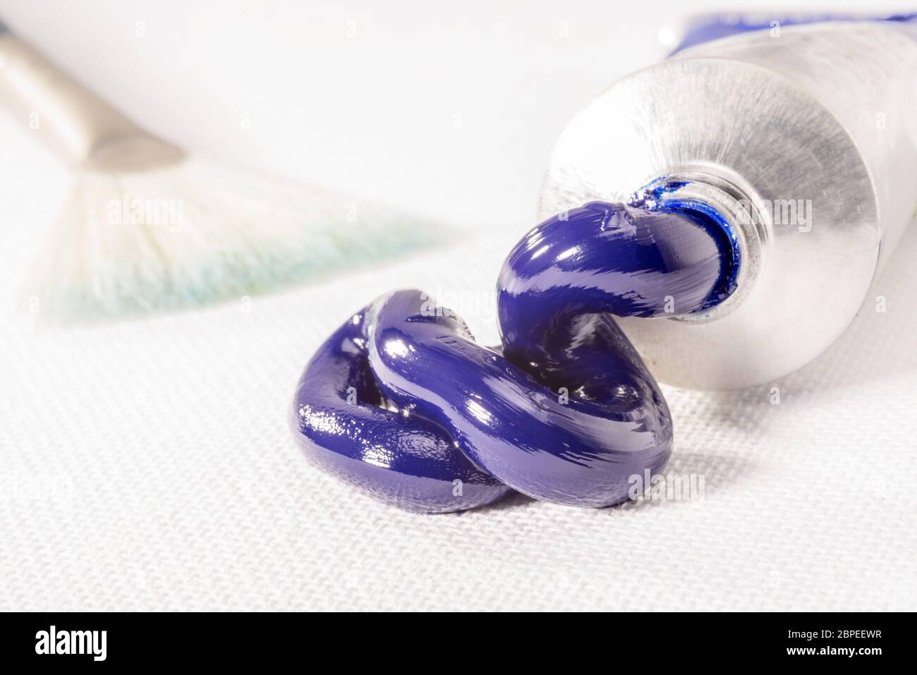 Französisch Ultramarin Ölfarben aus der Tube auf weißer Leinwand gedrückt Stockfoto