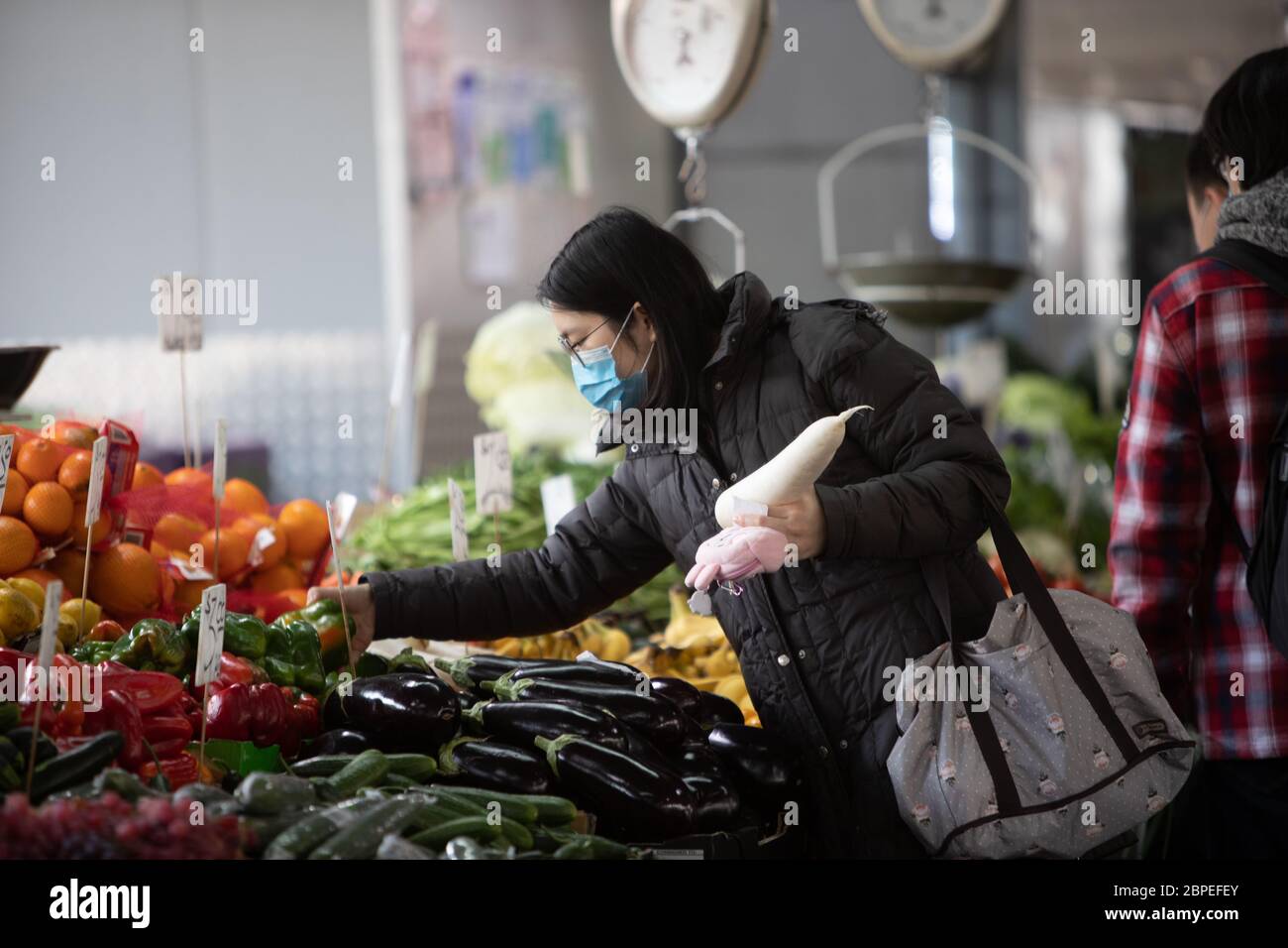 Melbourne, Victoria, Australien. Mai 2020. Kunden kaufen Produkte auf dem Queen Victoria Markt in Melbourne CBD, da die Beschränkungen in Victoria lockern - Bildcredit: brett keating/Alamy Live News Stockfoto