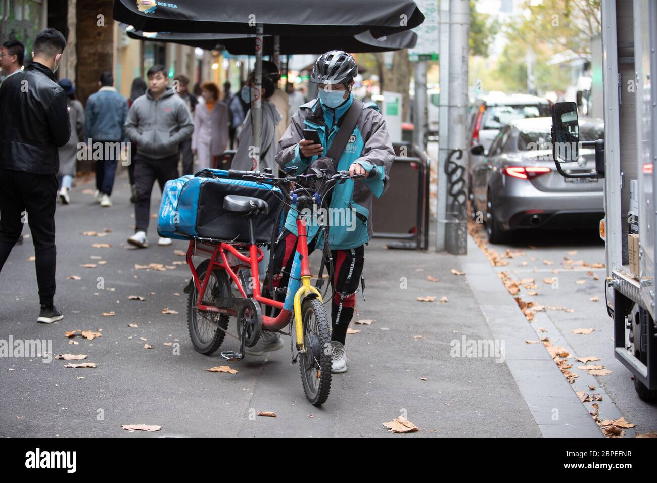 Melbourne, Victoria, Australien. Mai 2020. Eine Lieferung Rider in Melbourne CBD als Einschränkungen in Victoria lockern - Bildquelle: brett keating/Alamy Live News Stockfoto