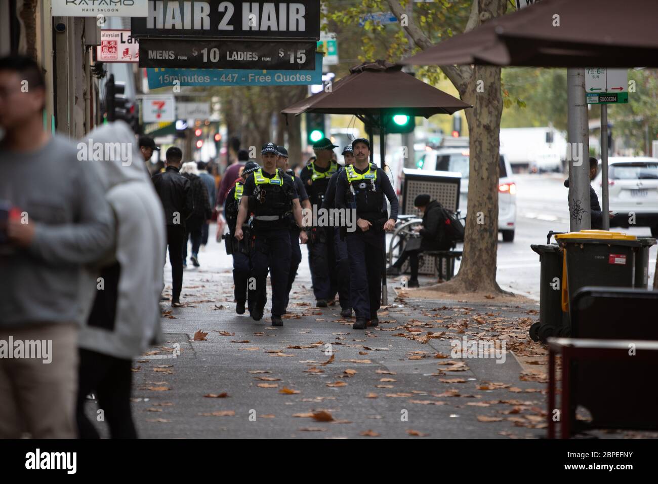 Melbourne, Victoria, Australien. 19. Mai 2020. Da die Einschränkungen in Victoria abmildern, ist eine Präsenz der Polizei im CBD von Melbourne sichtbar - Bildquelle: brett keating/Alamy Live News Stockfoto