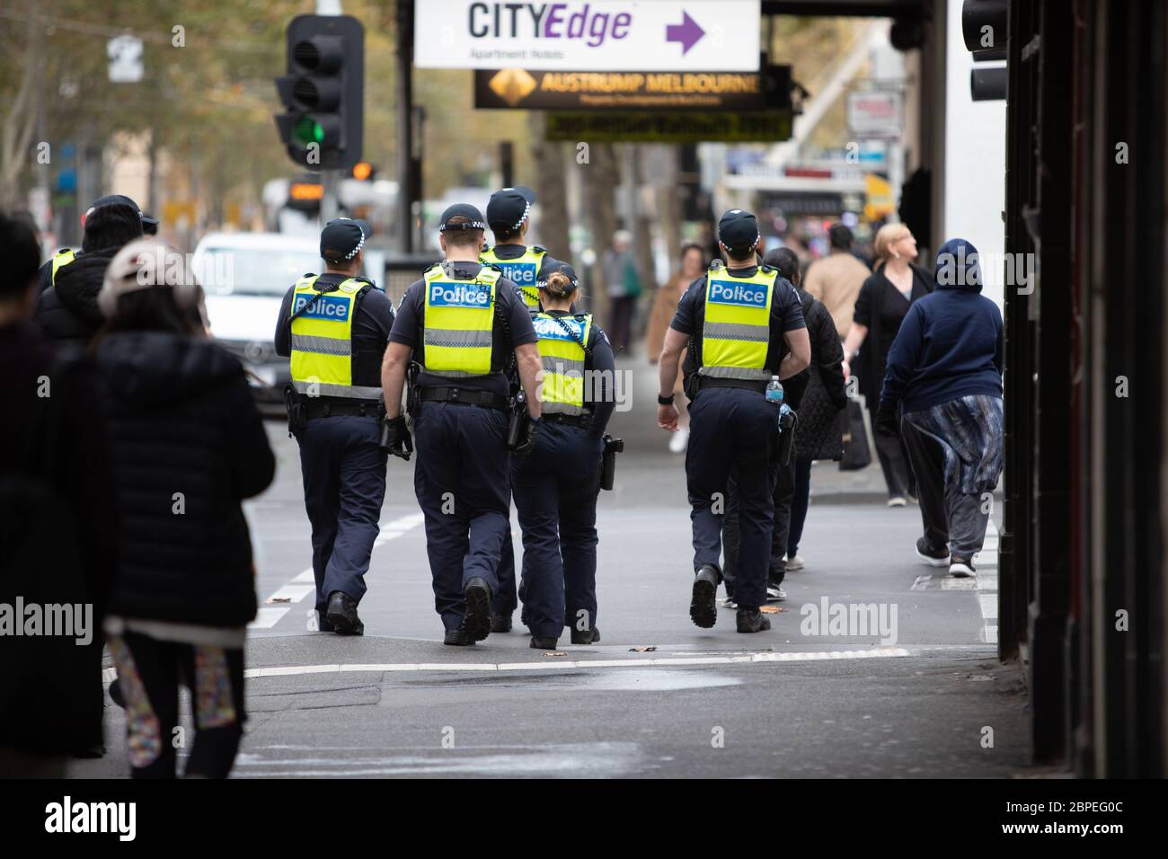 Melbourne, Victoria, Australien. 19. Mai 2020. Da die Einschränkungen in Victoria abmildern, ist eine Präsenz der Polizei im CBD von Melbourne sichtbar - Bildquelle: brett keating/Alamy Live News Stockfoto