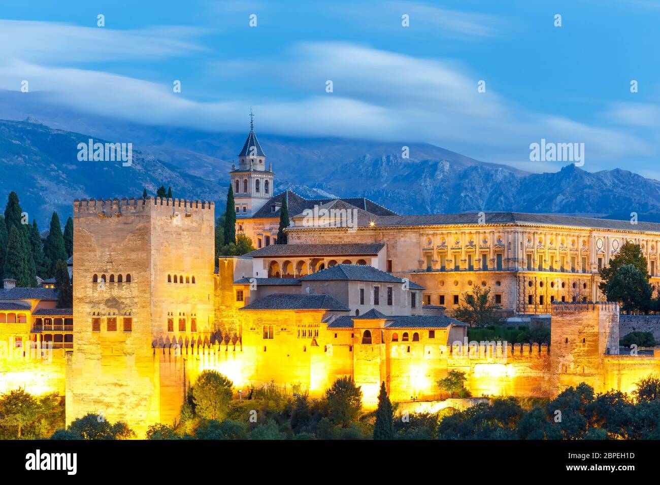Palast und Festung Komplex Alhambra mit Comares Turm, Palacios Nazaries und Palast von Karl V. während der blauen Stunde am Abend in Granada, Andalusien, Spa Stockfoto