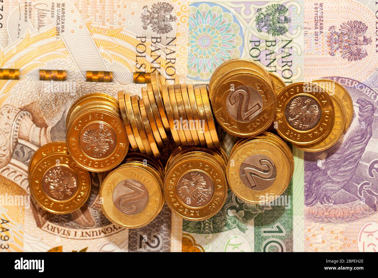 Foto aufgenommen von Close-up, welches die polnische Münze liegen auf das Papiergeld zeigt. Zloty, eine kleine Schärfentiefe Stockfoto