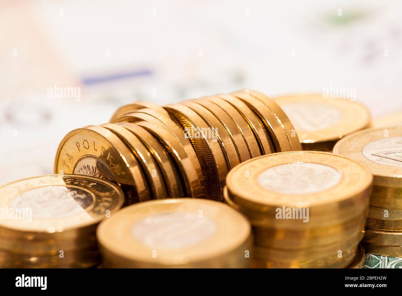 Fotografiert close-up Polnische Münzen. Zloty zusammen gestapelt, geringe Tiefenschärfe Stockfoto
