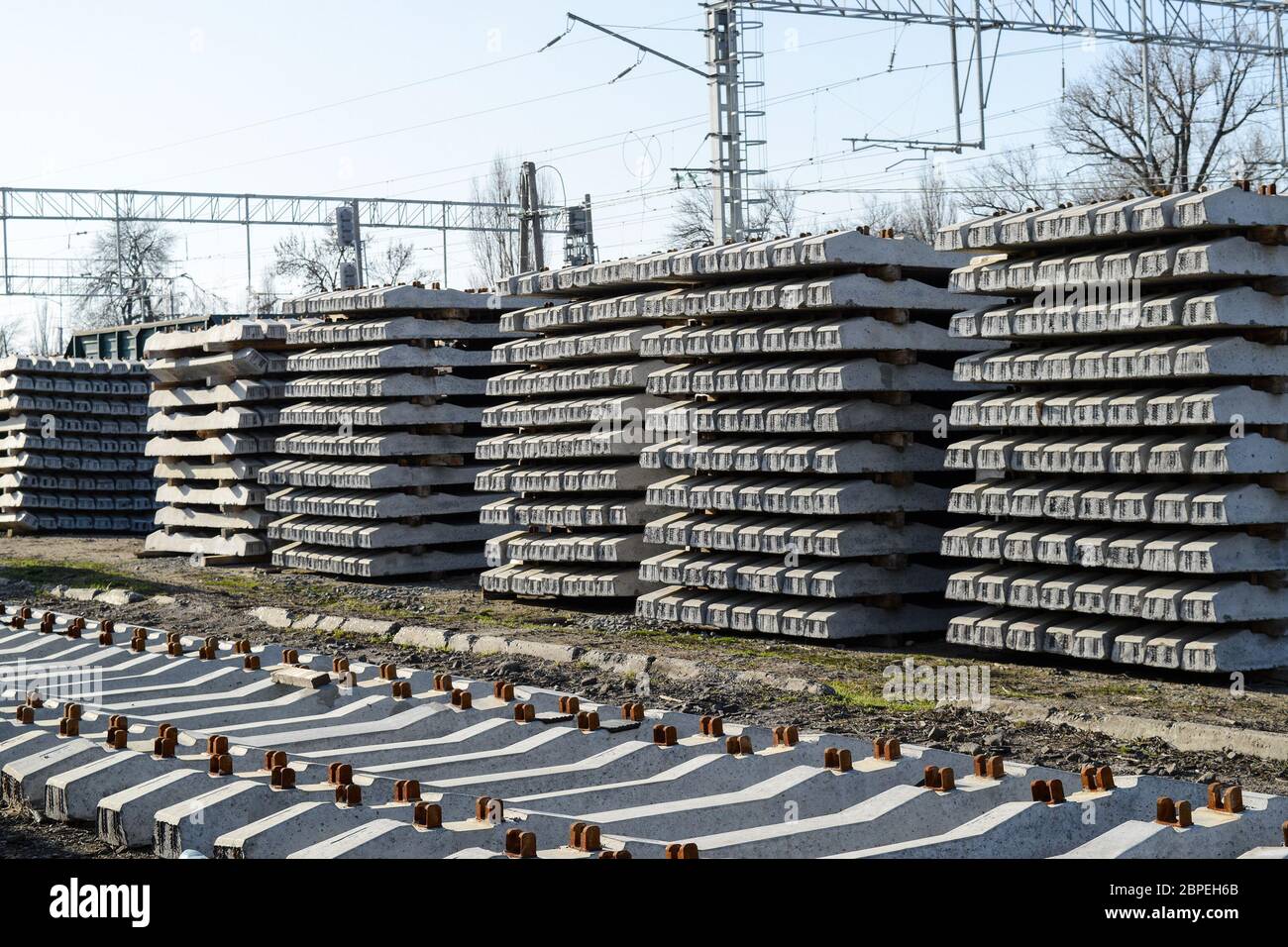 Neue Schienen und Schwellen. Die Schienen und Schwellen sind auf einander gestapelt. Renovierung der Bahn. Schiene Straße für den Zug. Stockfoto
