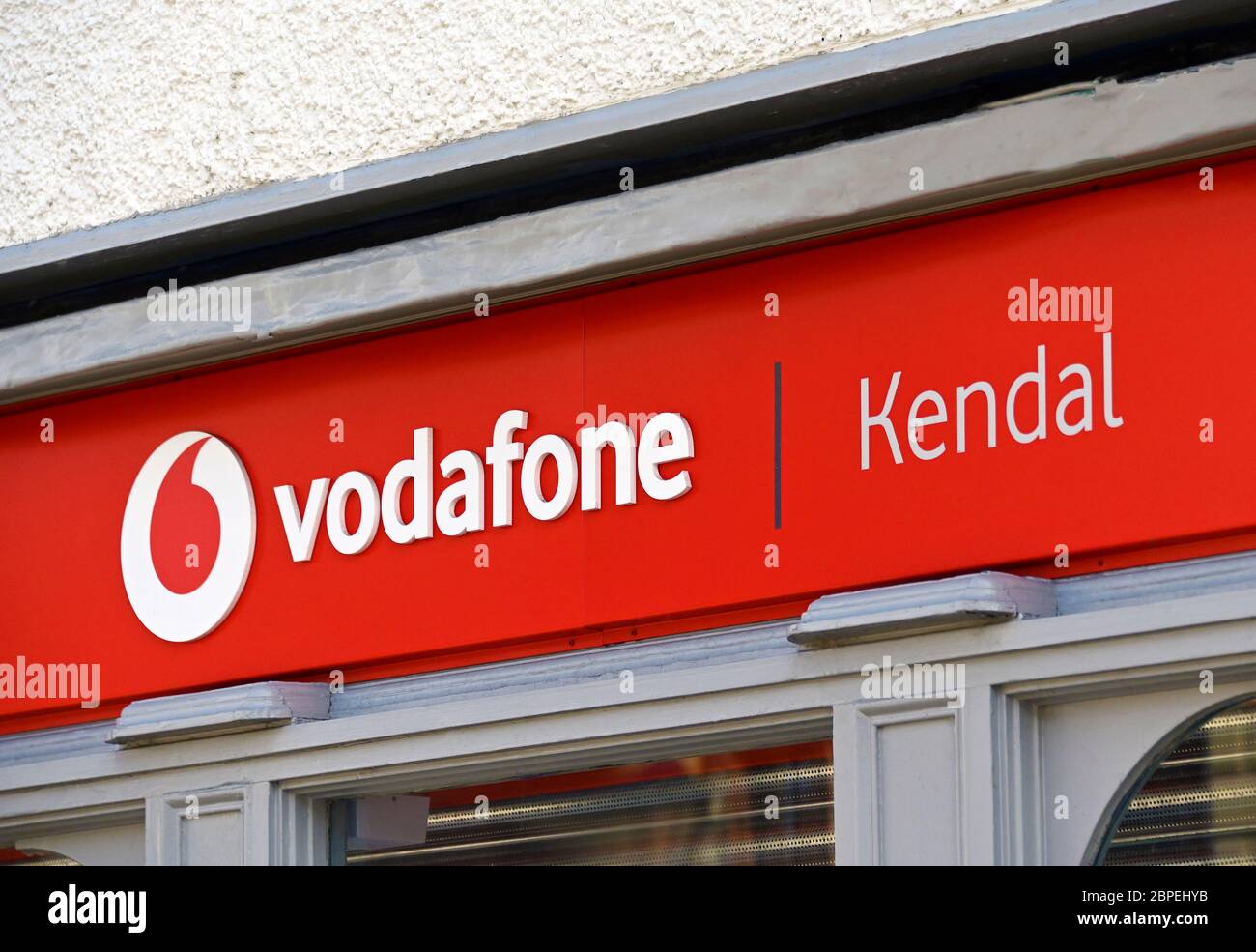 Vodafone Kendal-Logo. Stricklandgate, Kendal, Cumbria, England, Großbritannien, Europa. Stockfoto