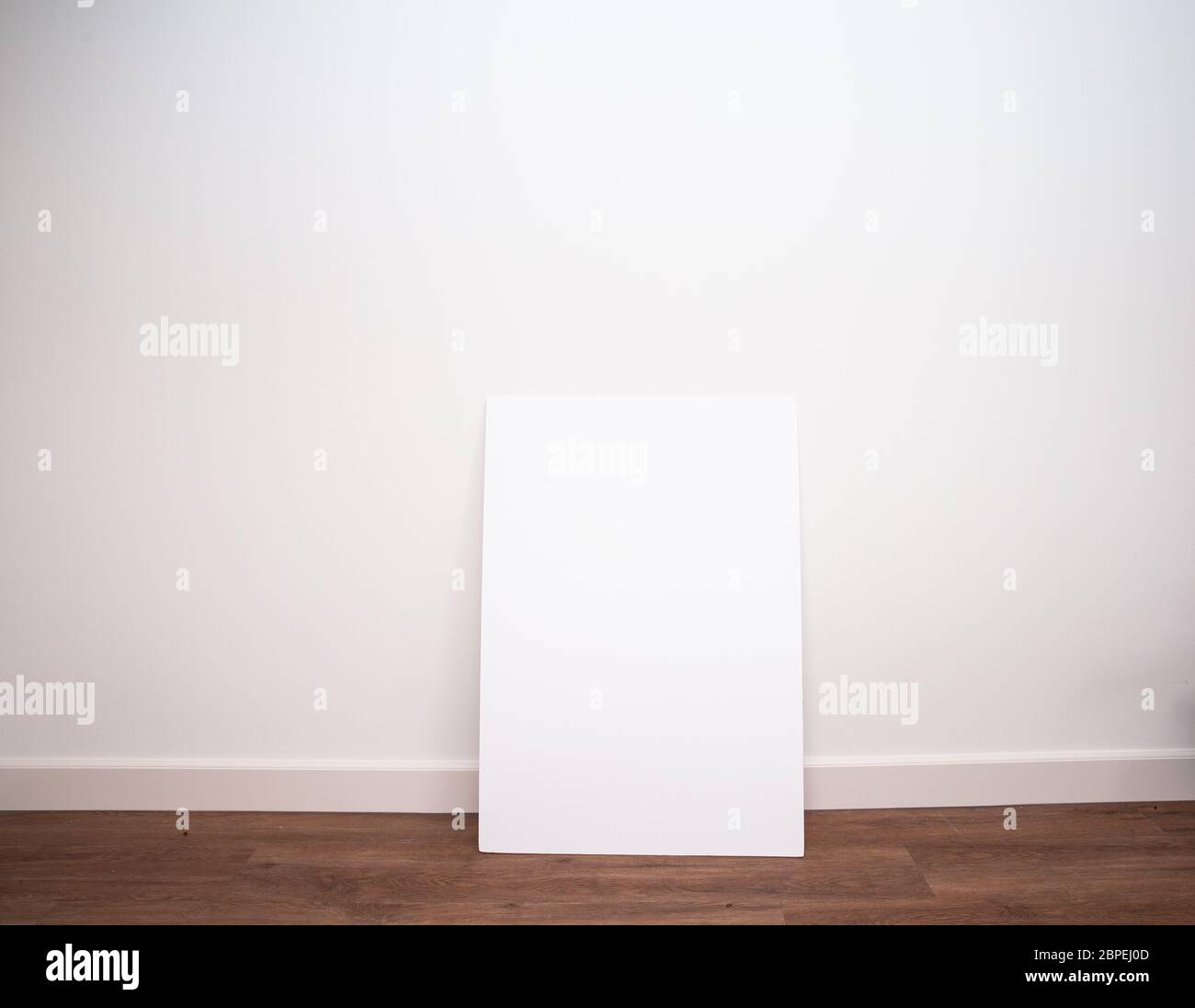 Leere Leinwand, Poster oder Brett gegen weiße Wand auf pvc-Boden in modernen Innenraum, leeren Raum für Text Stockfoto