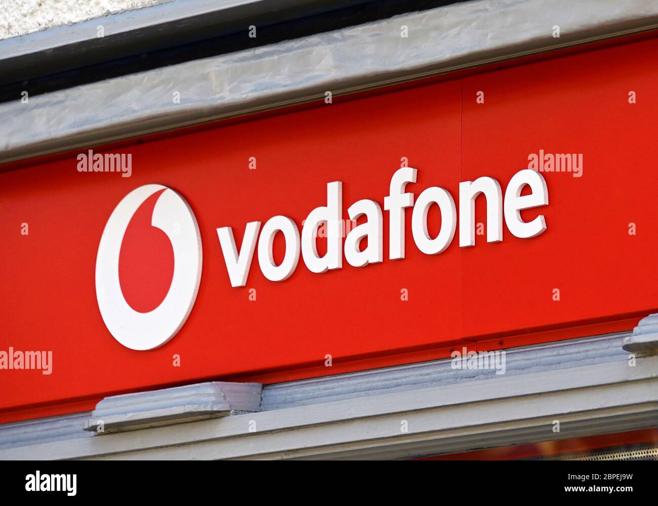 Vodafone-Logo. Stricklandgate, Kendal, Cumbria, England, Großbritannien, Europa. Stockfoto