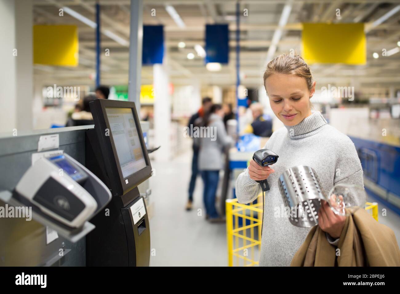 Hübsche, junge Frau mit Self-Service-Kasse in einem Geschäft (flache DOF; Farbe getönten Bild) Stockfoto
