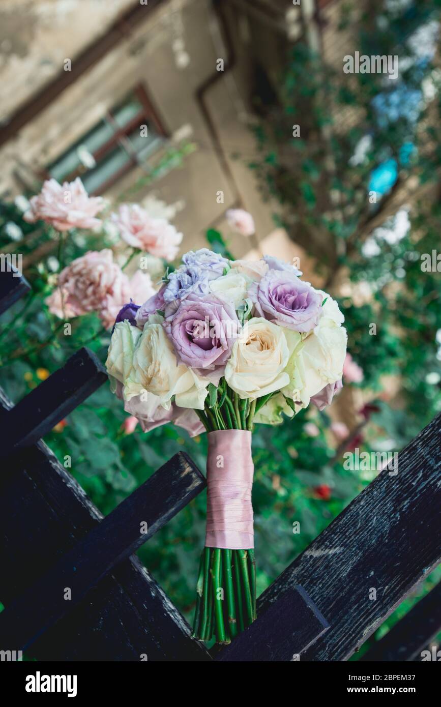 Prachtvoller Brautstrauß in violetten Tönen. Lila und blaue Rosen Stockfoto